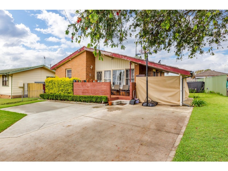 4 Busby Close, Woodberry NSW 2322