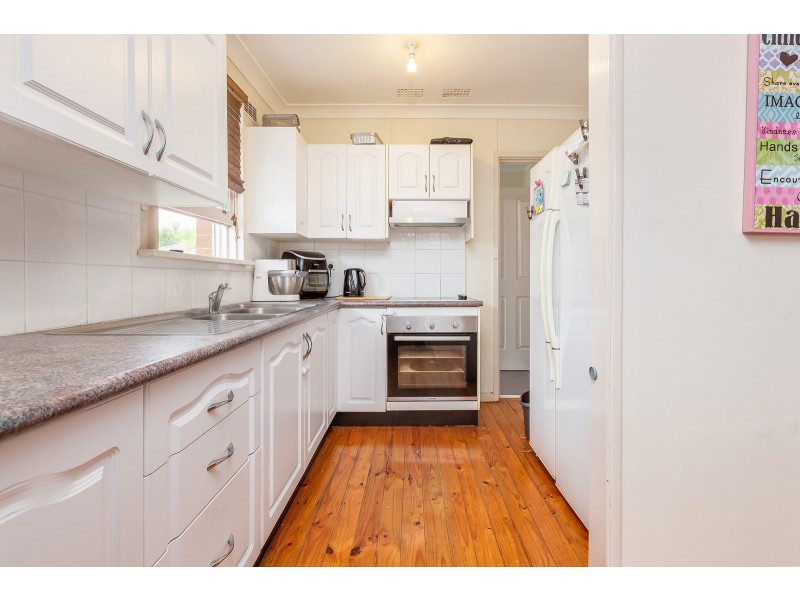 4 Busby Close, Woodberry NSW 2322