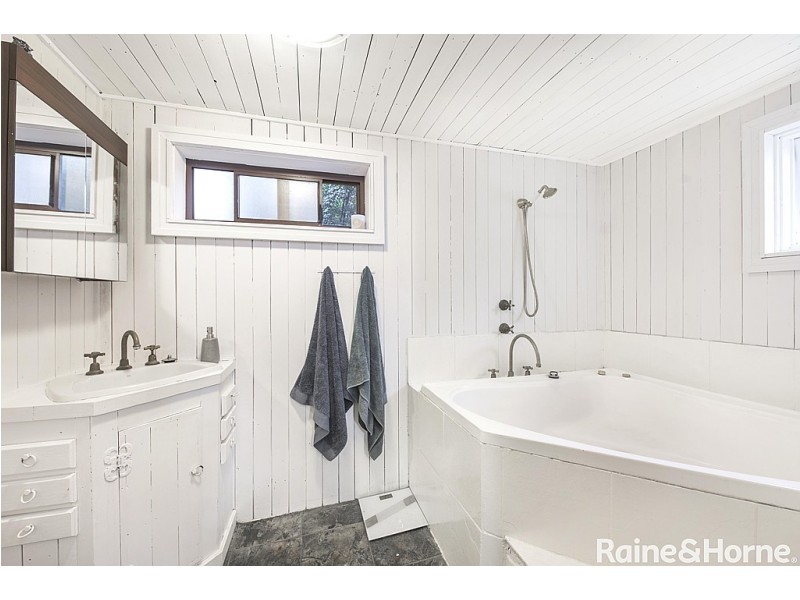 16 Pinaroo Road, Gwandalan NSW 2259