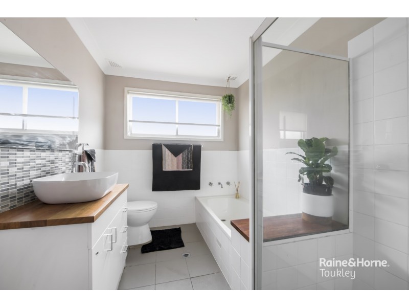 8 Cheryl Street, Mannering Park NSW 2259