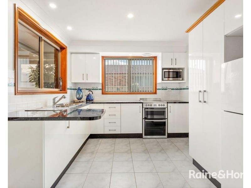 1/8 Oceanside Drive, Caves Beach NSW 2281