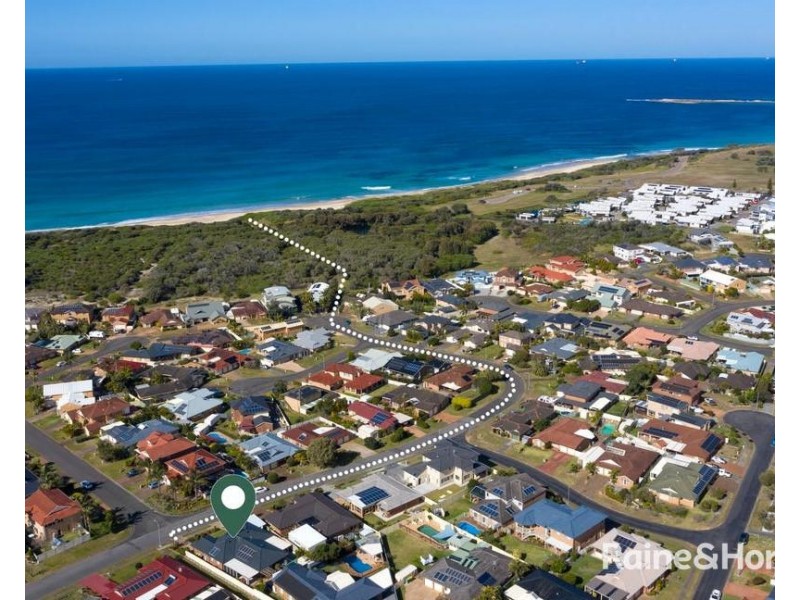 1/8 Oceanside Drive, Caves Beach NSW 2281