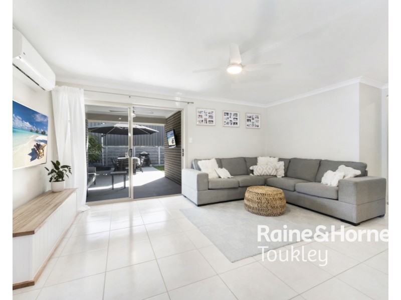27 Oakmont Place, Woongarrah NSW 2259