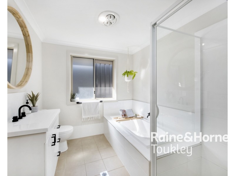 27 Oakmont Place, Woongarrah NSW 2259