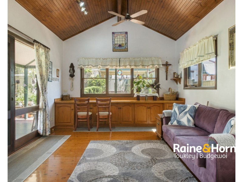 17 Warwick Avenue, Mannering Park NSW 2259