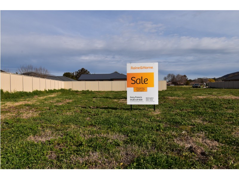 8 Grevillea Place, Wellington NSW 2820