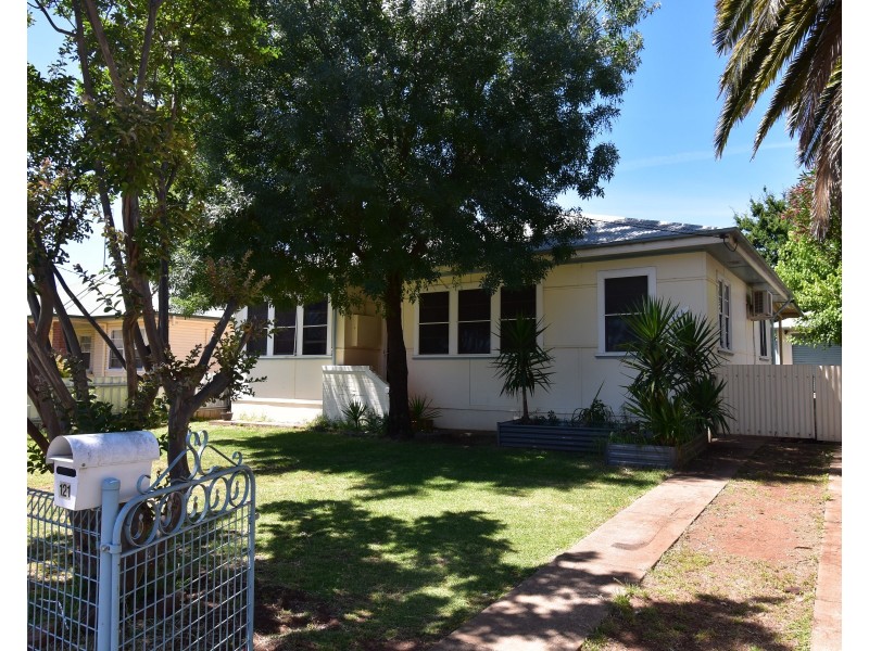 121 Gisborne Street, Wellington NSW 2820