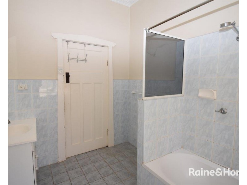 6 Warne Street, Wellington NSW 2820