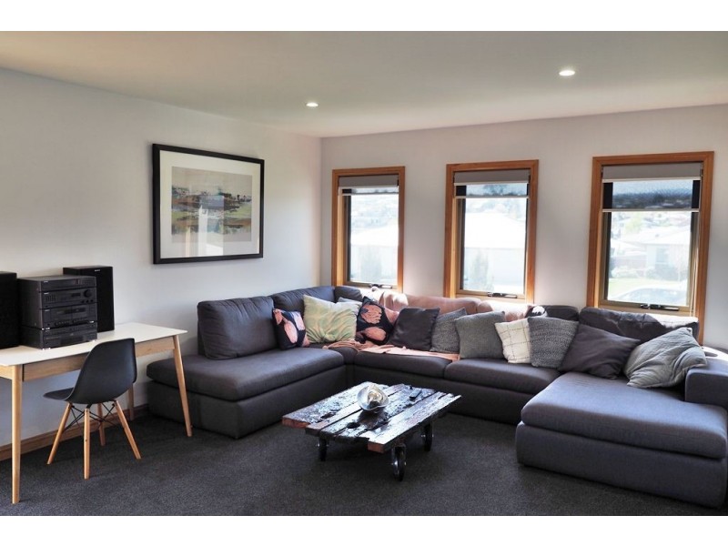 16 Senator Court, Newnham TAS 7248