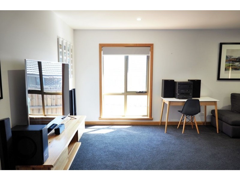 16 Senator Court, Newnham TAS 7248