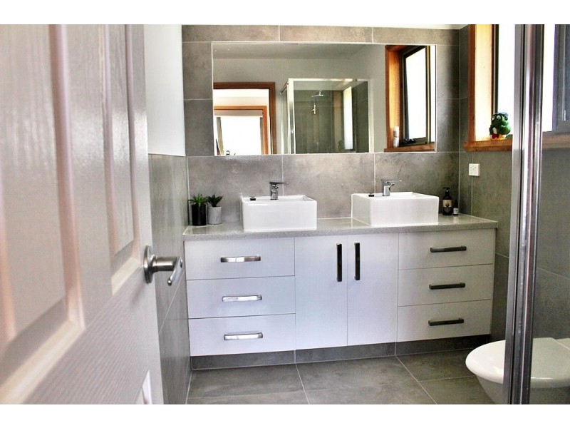 16 Senator Court, Newnham TAS 7248