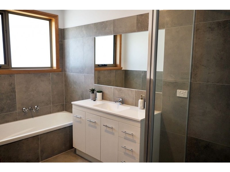 16 Senator Court, Newnham TAS 7248