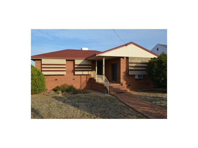 9 Middleton Street, Parkes NSW 2870