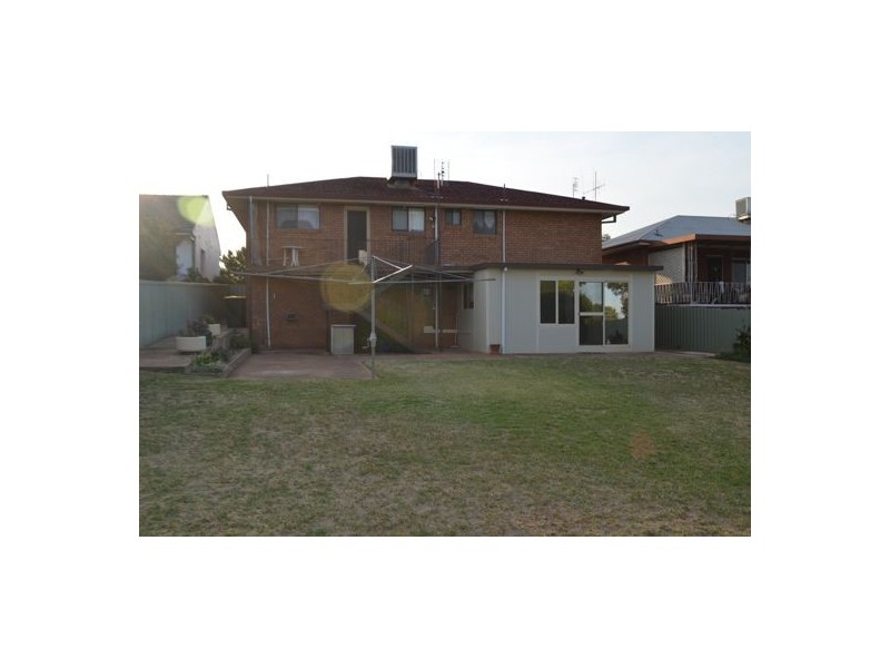 9 Middleton Street, Parkes NSW 2870