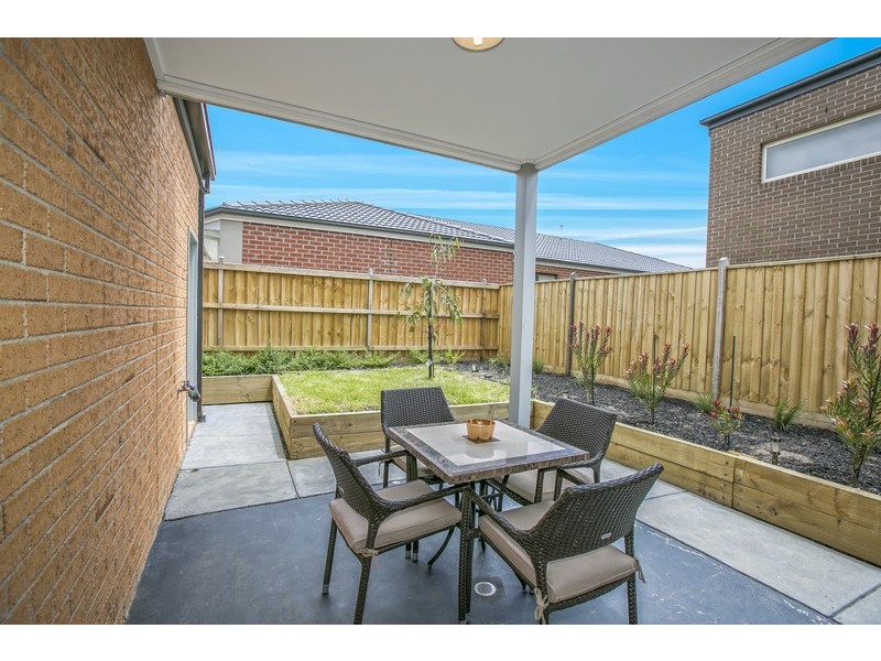 32 Pyrenees Road, Clyde North VIC 3978