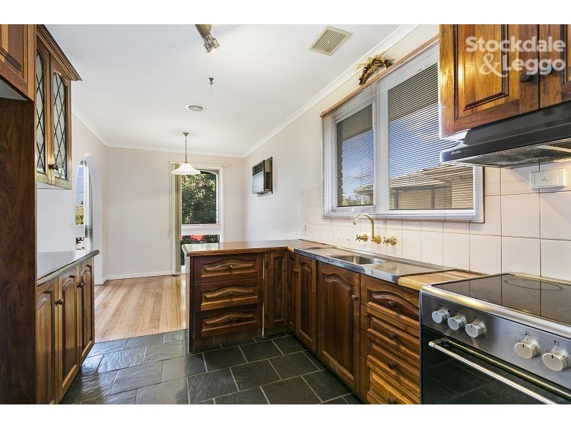 2 Meadow Wood Walk, Narre Warren VIC 3805