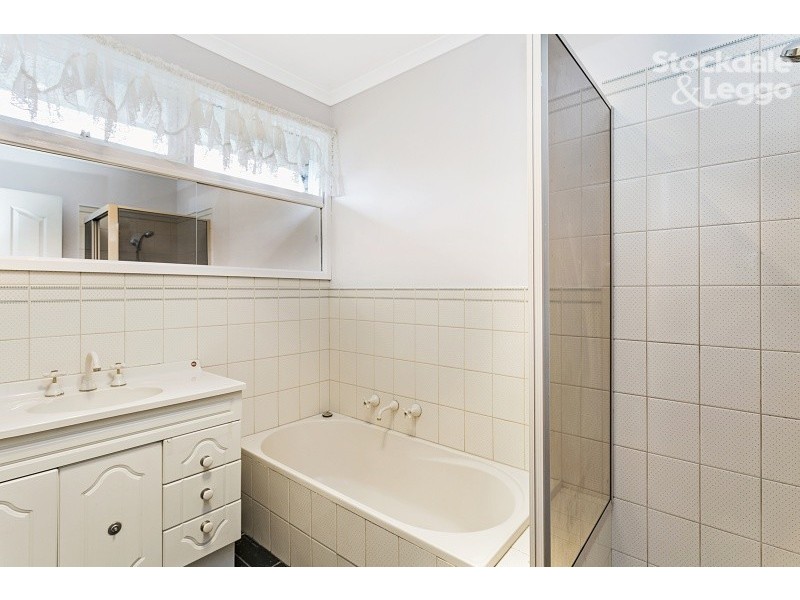 2 Meadow Wood Walk, Narre Warren VIC 3805