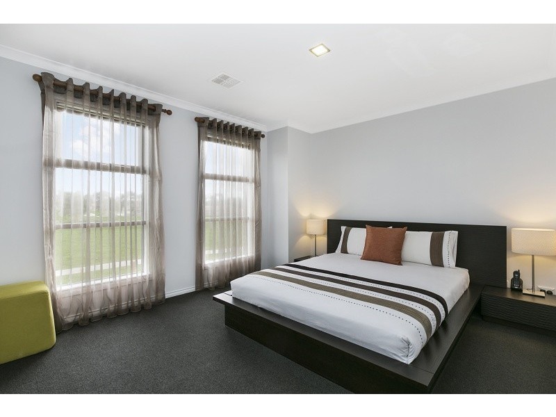 11 Sallys Run, Hampton Park VIC 3976