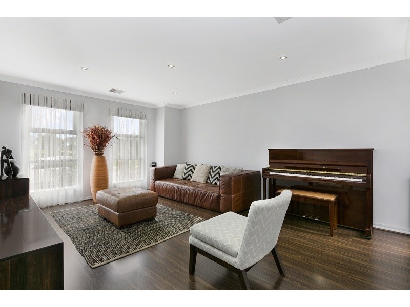 11 Sallys Run, Hampton Park VIC 3976