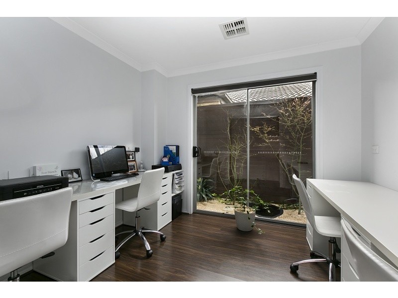 11 Sallys Run, Hampton Park VIC 3976