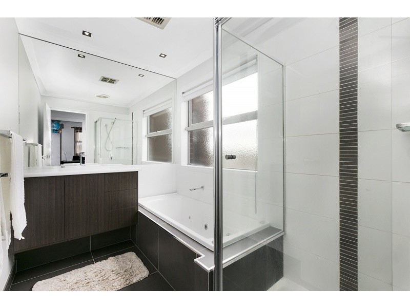 11 Sallys Run, Hampton Park VIC 3976