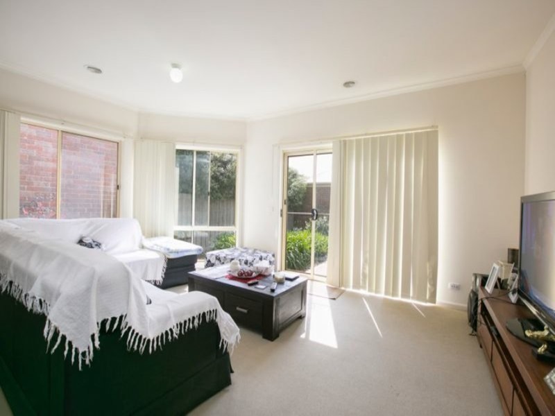 102 Paterson Drive, Lynbrook VIC 3975