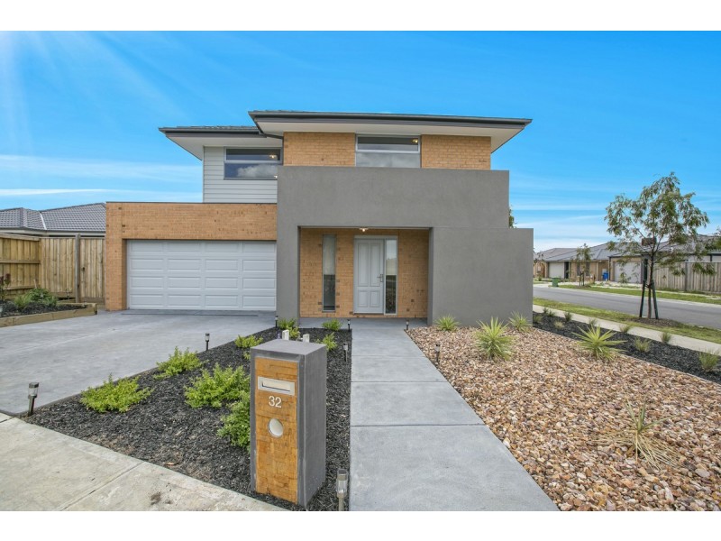 32 Pyrenees Road, Clyde North VIC 3978