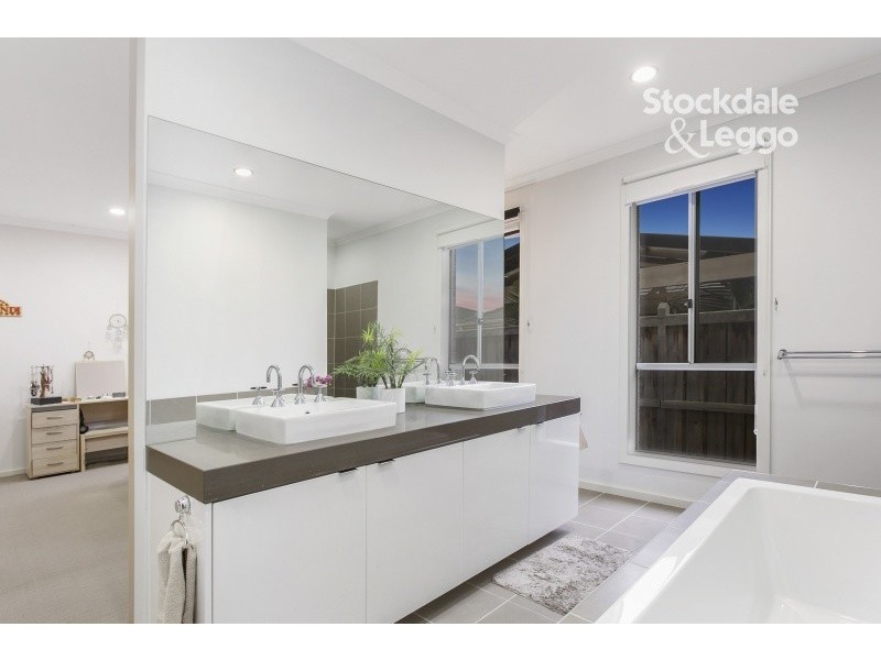 13 Lia Amie Place, Berwick VIC 3806