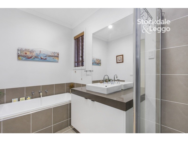 13 Lia Amie Place, Berwick VIC 3806