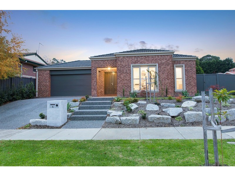4 Harcourt Way, Berwick VIC 3806