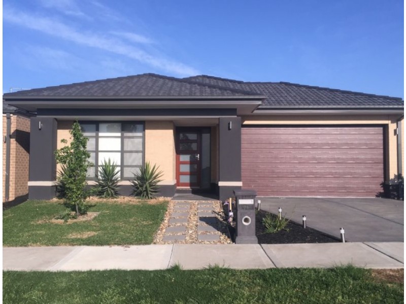 71 Wheelers Park Drive, Cranbourne North VIC 3977