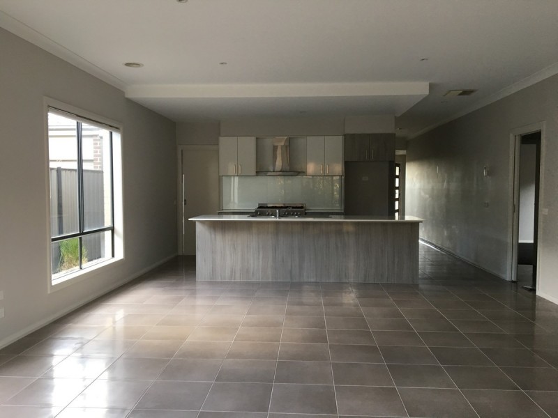 71 Wheelers Park Drive, Cranbourne North VIC 3977