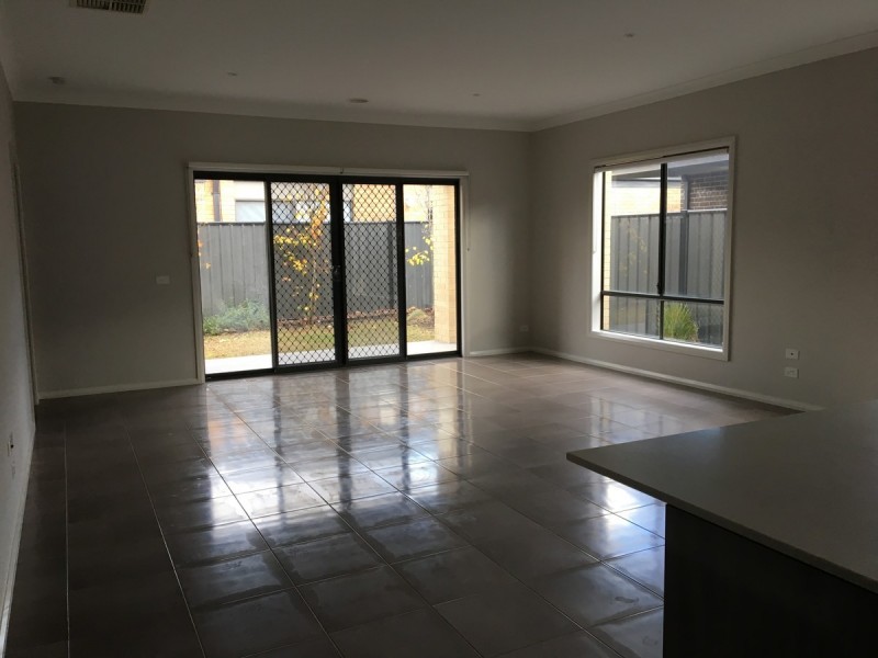 71 Wheelers Park Drive, Cranbourne North VIC 3977