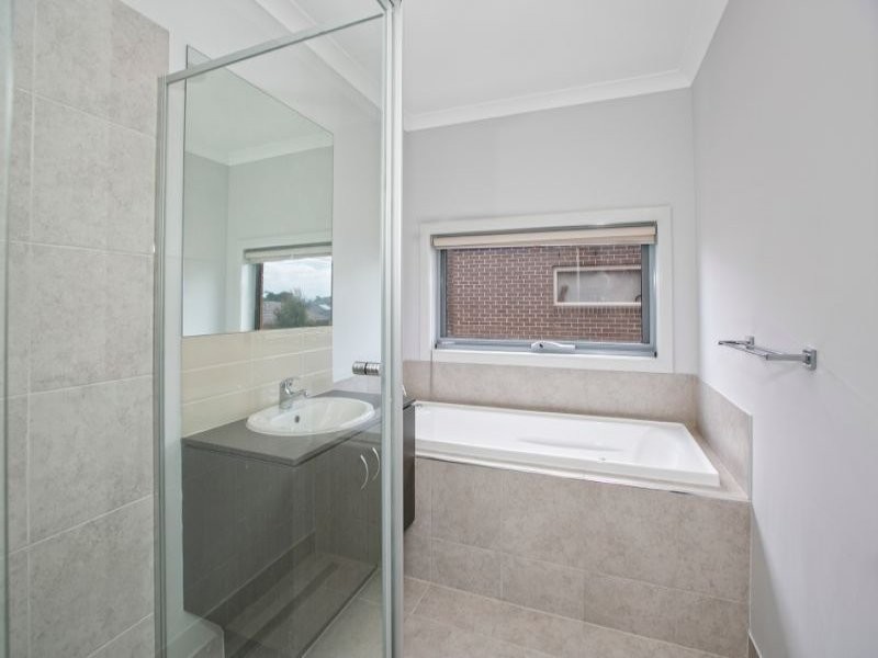 32 Pyrenees Road, Clyde VIC 3978