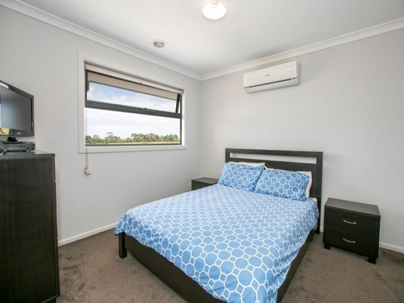 32 Pyrenees Road, Clyde VIC 3978