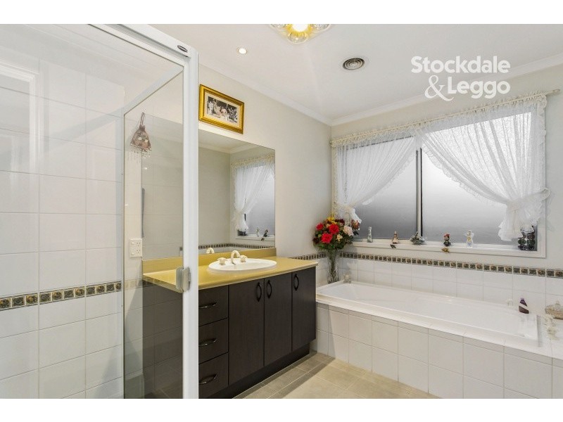 8 Kenton Walk, Narre Warren South VIC 3805