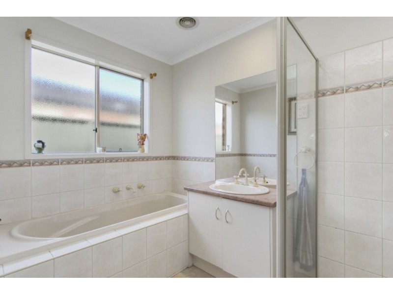 4 Reynard Place, Cranbourne East VIC 3977