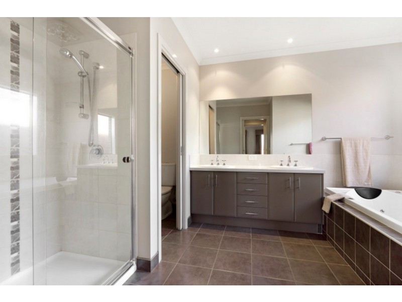 4 Angelique Street, Berwick VIC 3806