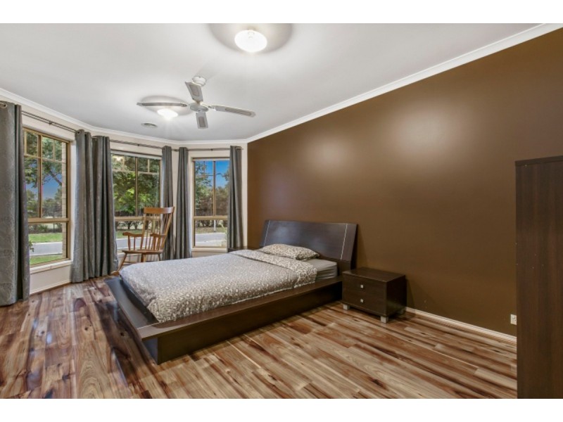 24 Kenton Walk, Narre Warren South VIC 3805