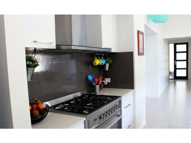 18 Hill Farm Drive, Clyde VIC 3978