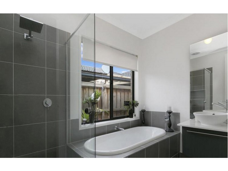 18 Hill Farm Drive, Clyde VIC 3978