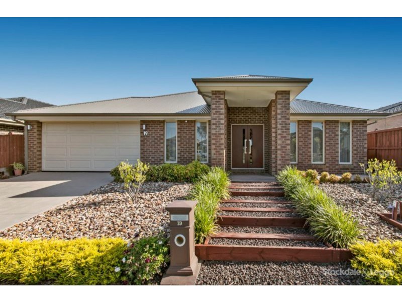 19 Armstrong Street, Cranbourne East VIC 3977