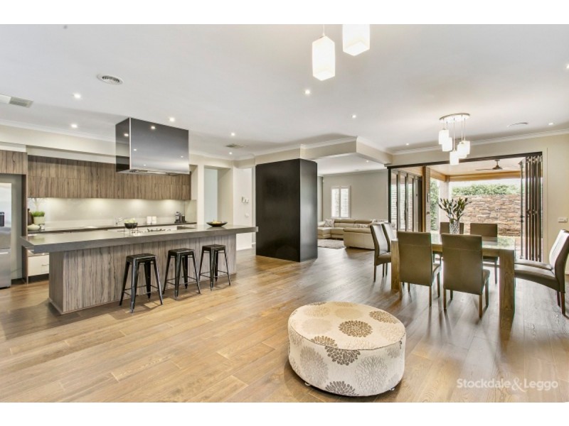 16 Mountainview Boulevard, Cranbourne North VIC 3977