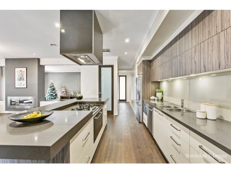 16 Mountainview Boulevard, Cranbourne North VIC 3977