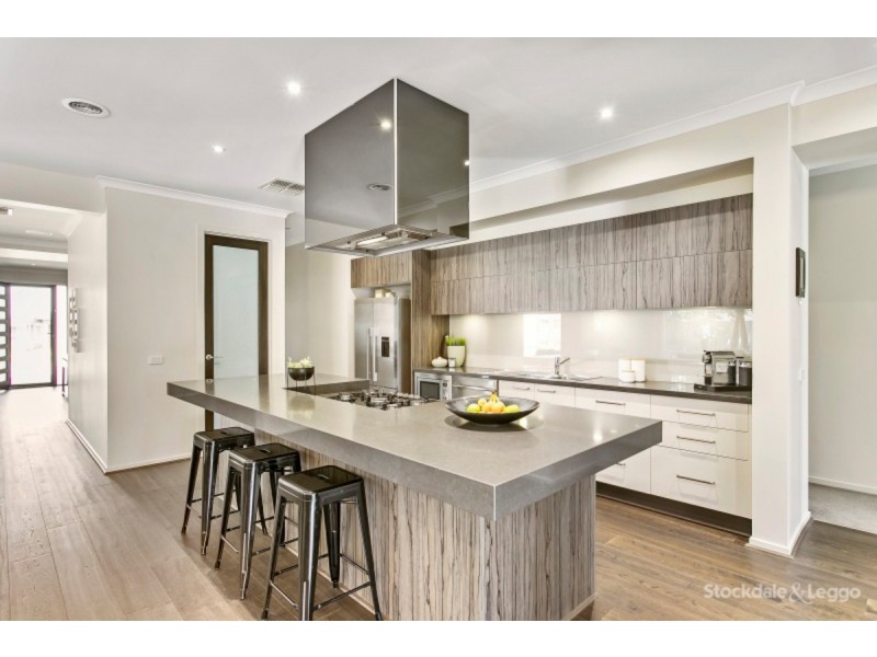 16 Mountainview Boulevard, Cranbourne North VIC 3977