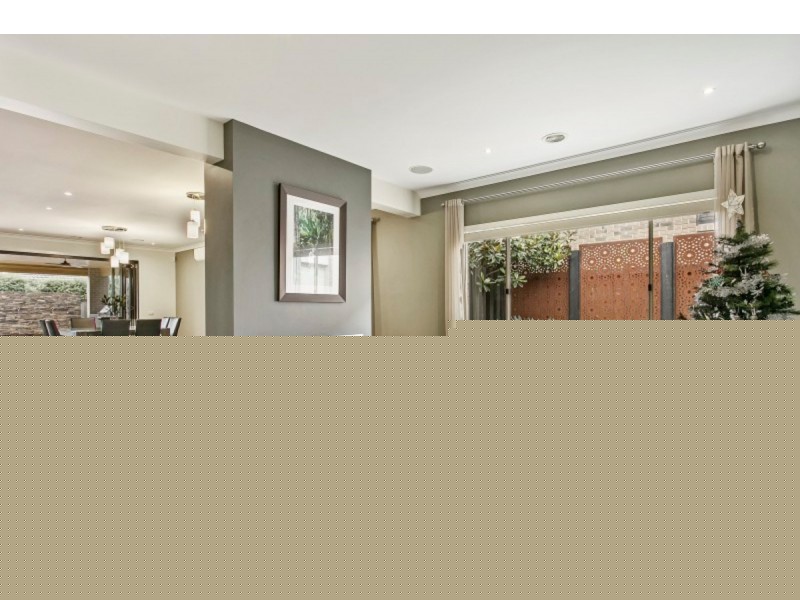 16 Mountainview Boulevard, Cranbourne North VIC 3977