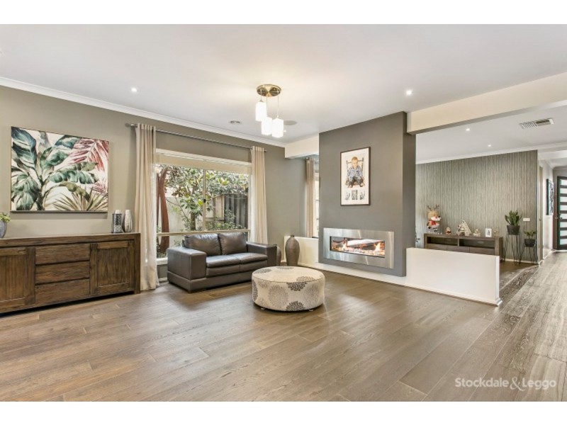16 Mountainview Boulevard, Cranbourne North VIC 3977