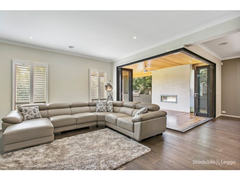 16 Mountainview Boulevard, Cranbourne North VIC 3977