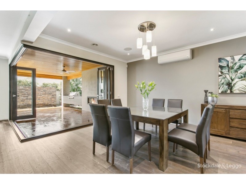 16 Mountainview Boulevard, Cranbourne North VIC 3977