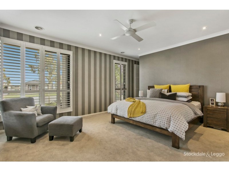 16 Mountainview Boulevard, Cranbourne North VIC 3977